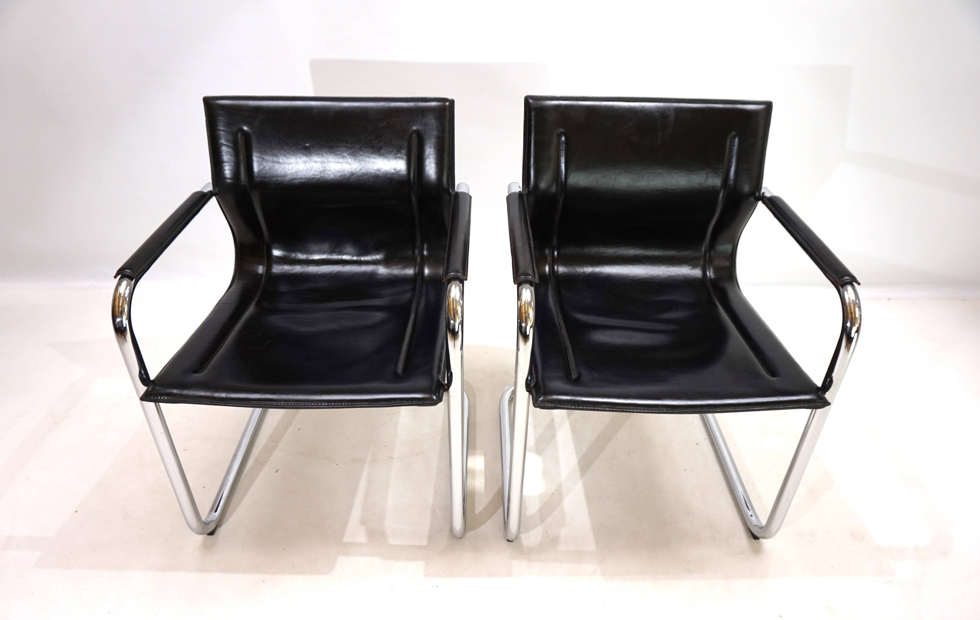 2 leather and chrome metal armchairs Matteo Grassi, 1970