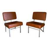 Paire de chauffeuses modernistes en skai camel vintage années 60/70