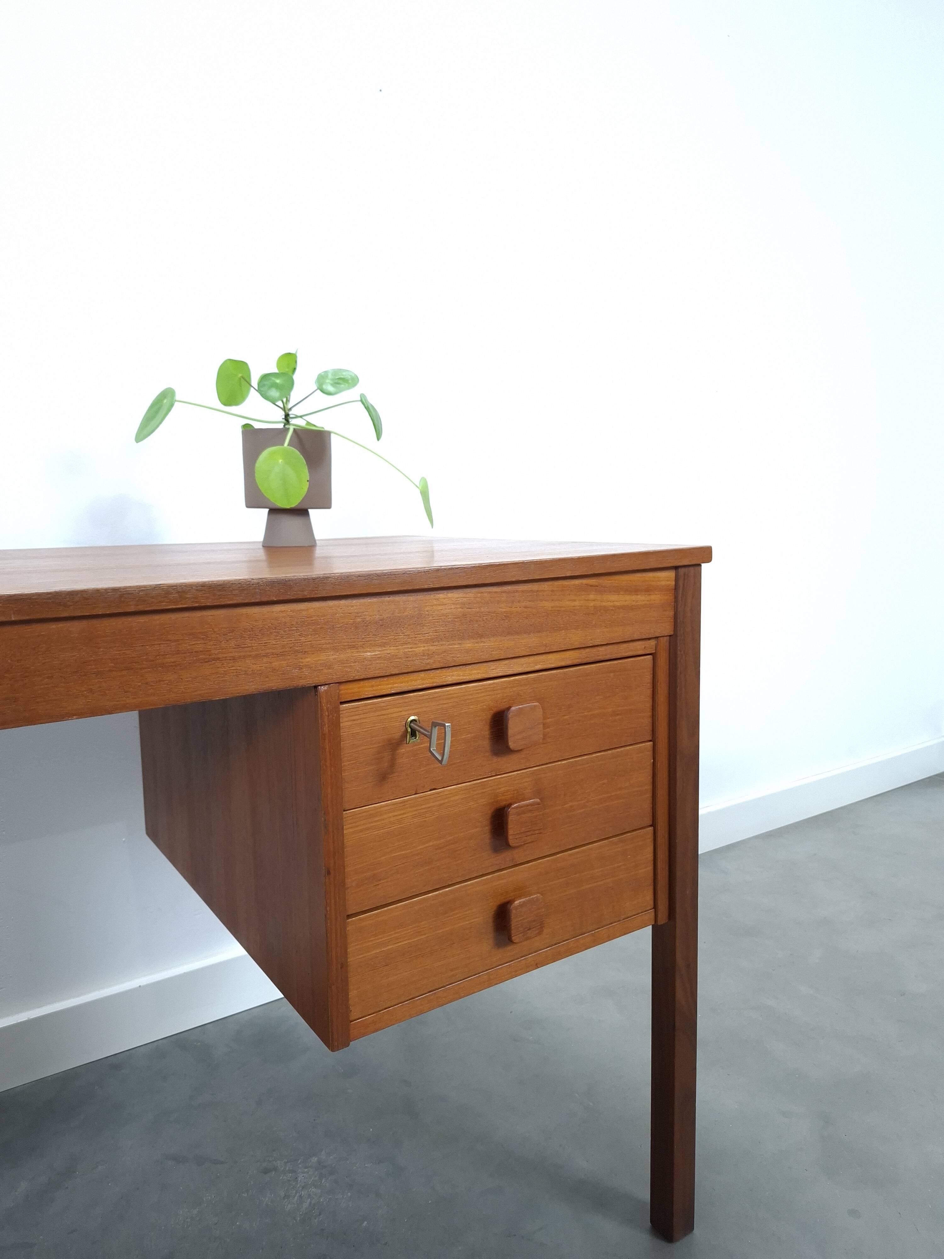 Teak vrijstaand bureau met lade uit Denemarken