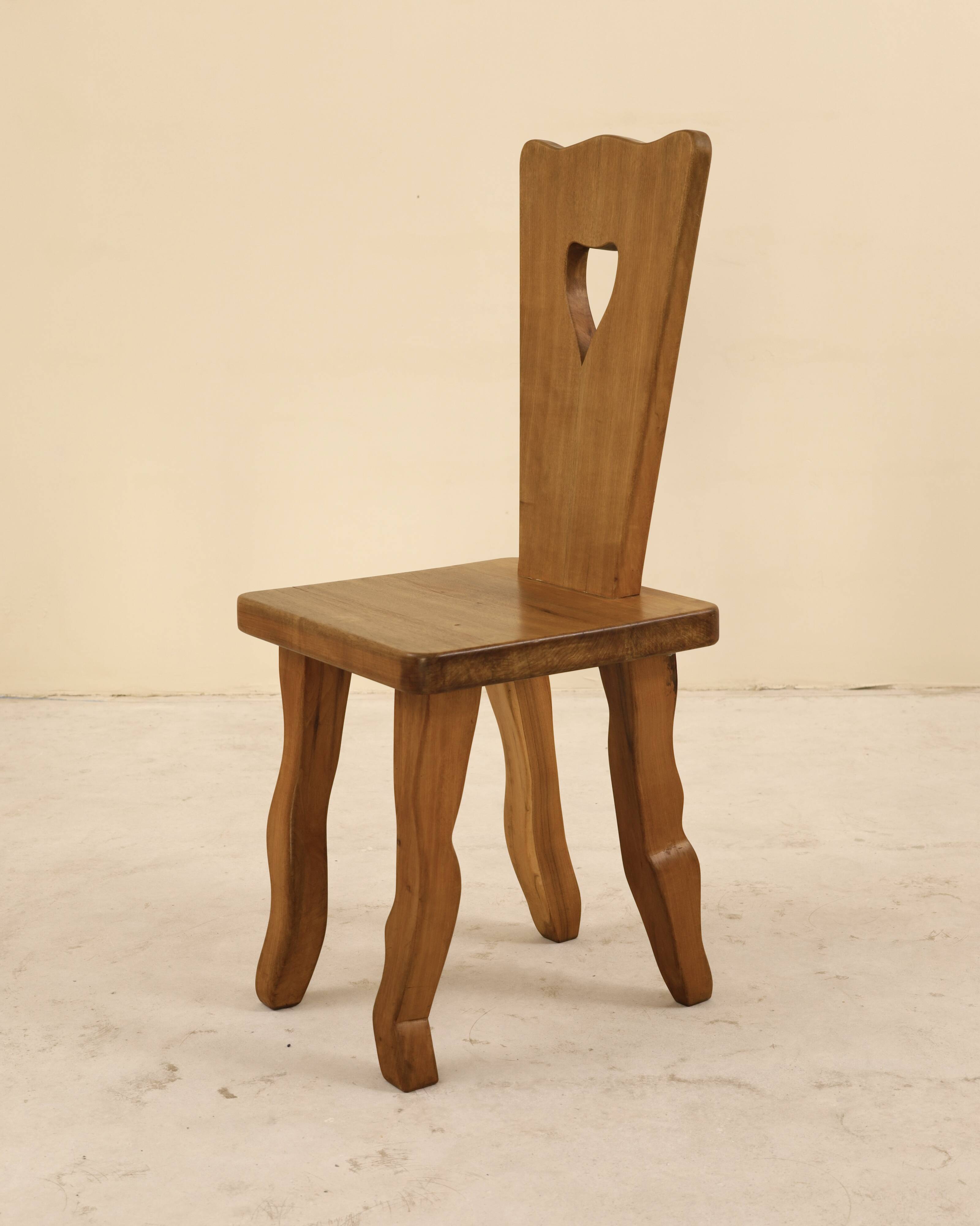 Ensemble de 6 chaises en noyer massif, France, 1970's