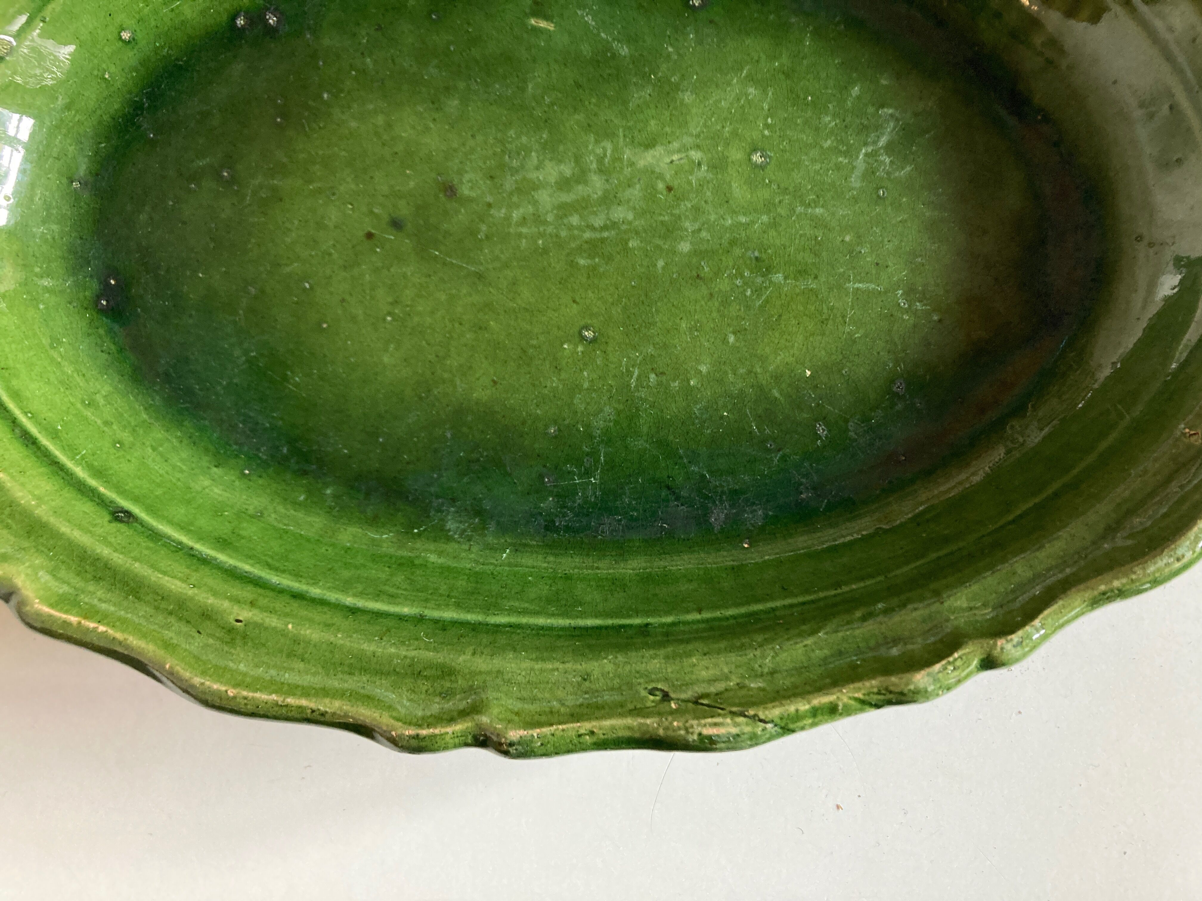 Plat creux de terre vernissée à godrons 1950 Provence