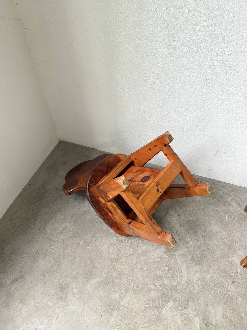 Paire de chaises brutalistes savoyardes en pin
