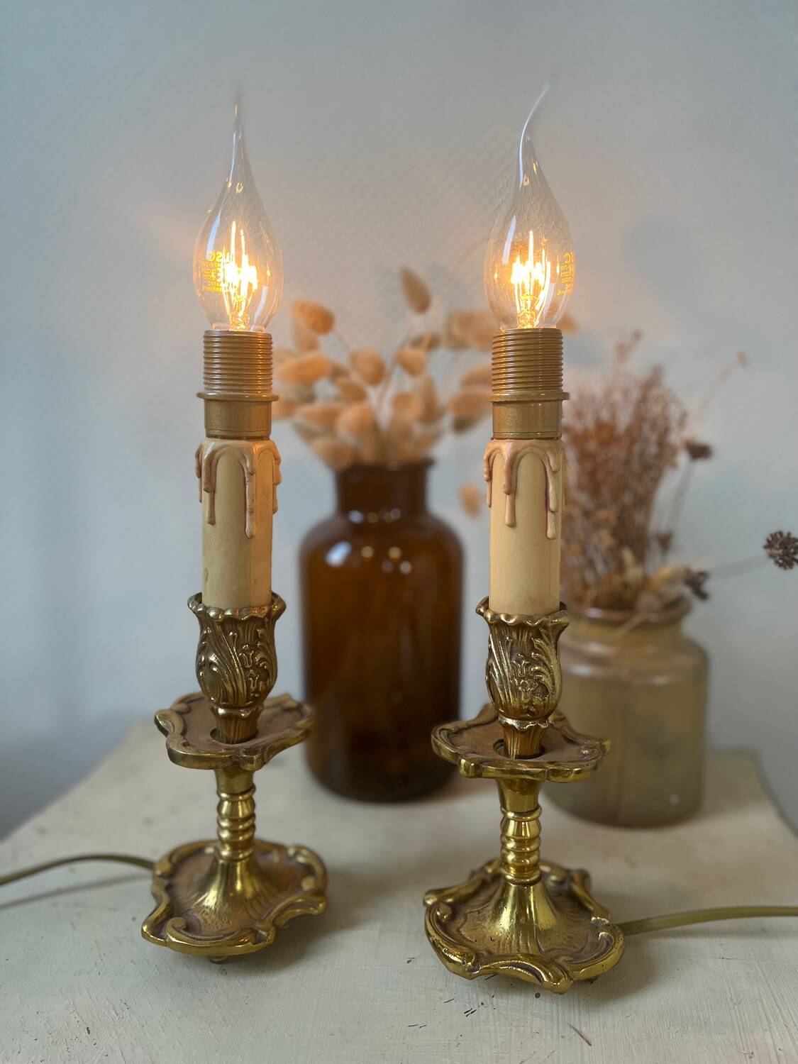 Paire de lampes en bronze rocaille Louis XV