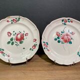Paire d'assiettes en faïence de l'Est XIXe à décor floral