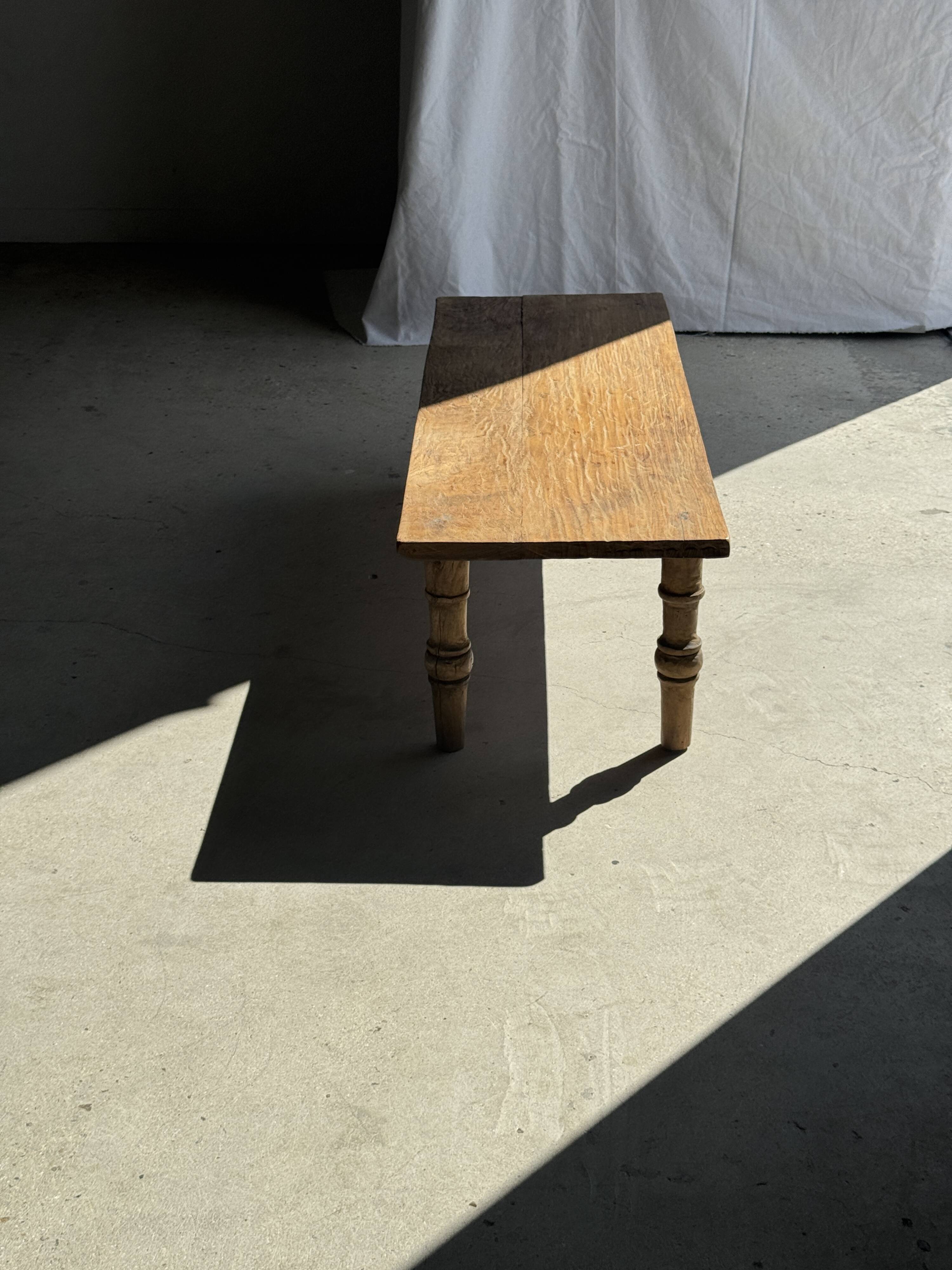 Brown Indonesian teak coffee table, with a border and cylindrical legs H40 L103.