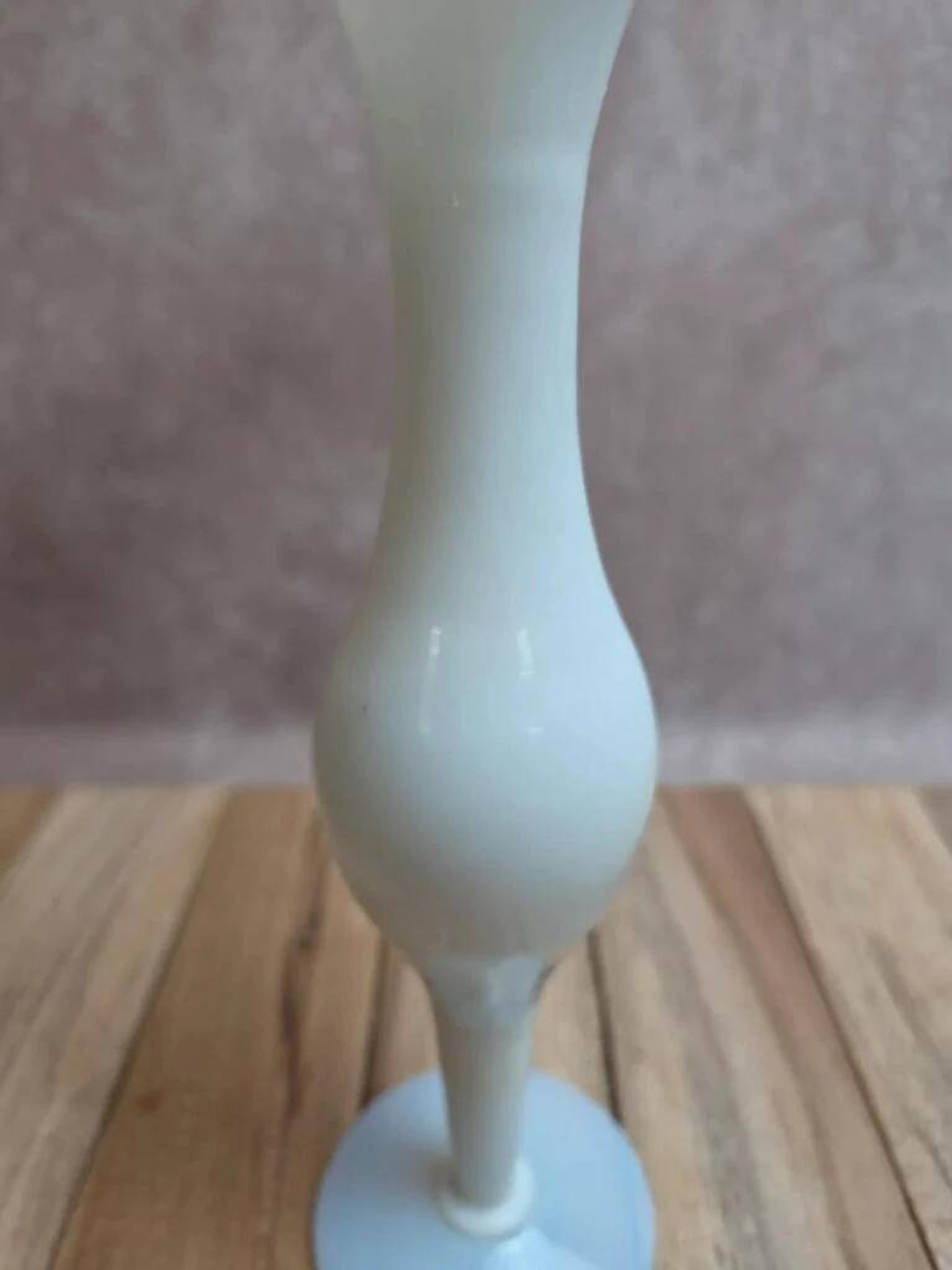 Small single-flower vase in white opaline – Vintage elegance