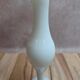 Petit vase soliflore en opaline blanche – Élégance vintage