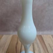 Small single-flower vase in white opaline – Vintage elegance