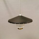 Lampe suspendue en verre avec abat-jour en métal laqué noir et base en laiton.