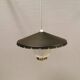 Lampe suspendue en verre avec abat-jour en métal laqué noir et base en laiton.
