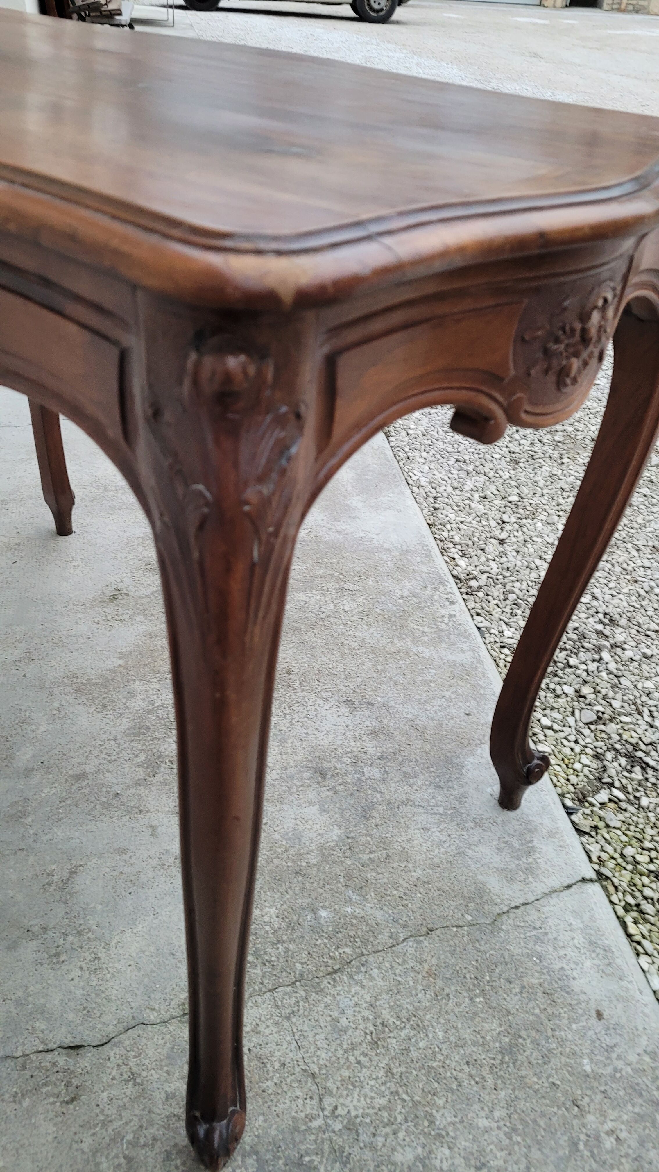 Table de milieu de style Louis XV en noyer massif