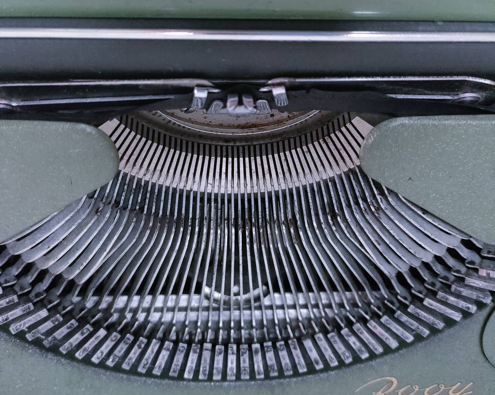 Rooy portable typewriter 1950s khaki metal