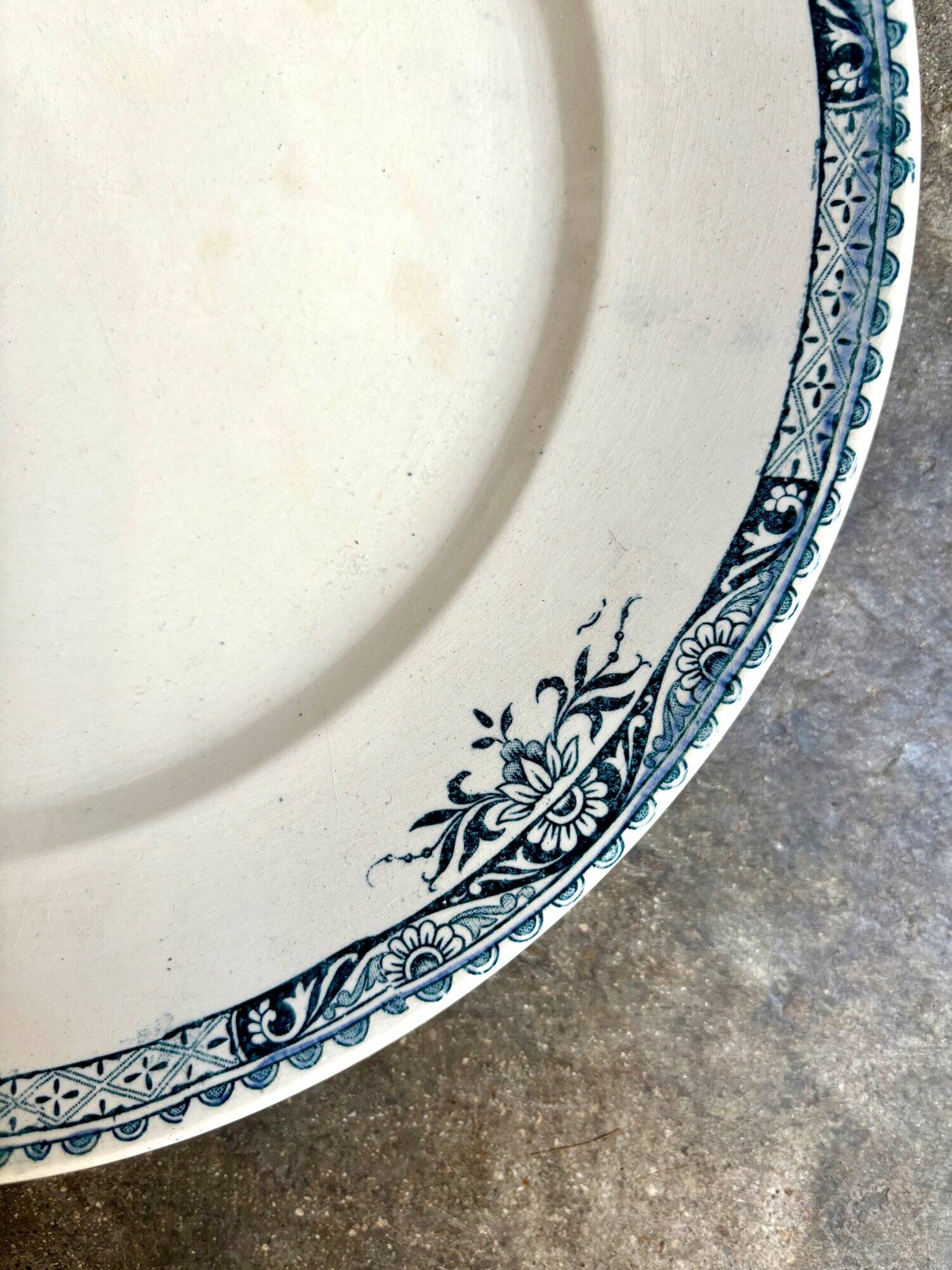 Longchamp round dish in iron earth, "Lily" service