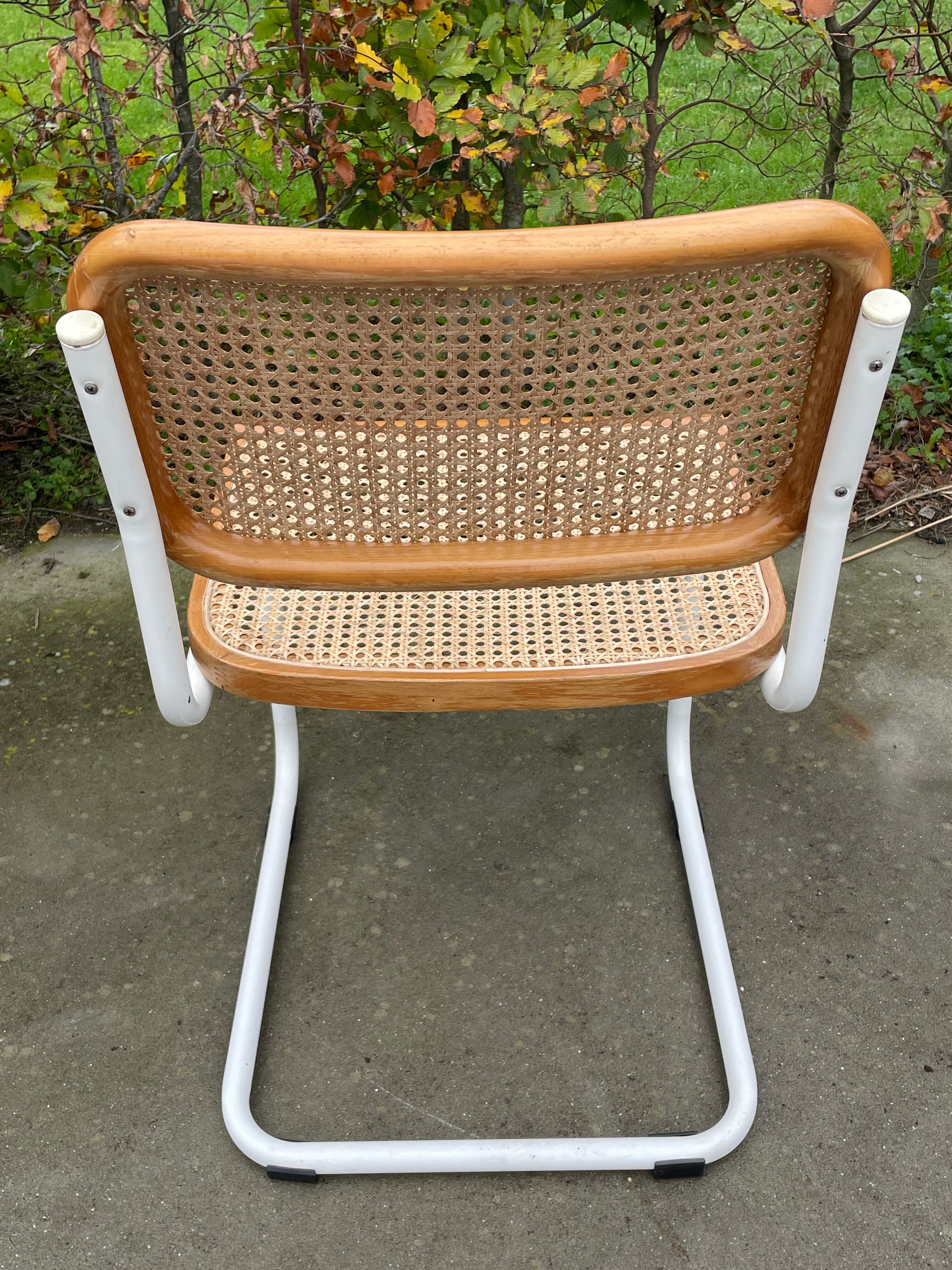 Chaise Cesca modèle b32 en blanc et bois par Marcel Breuer