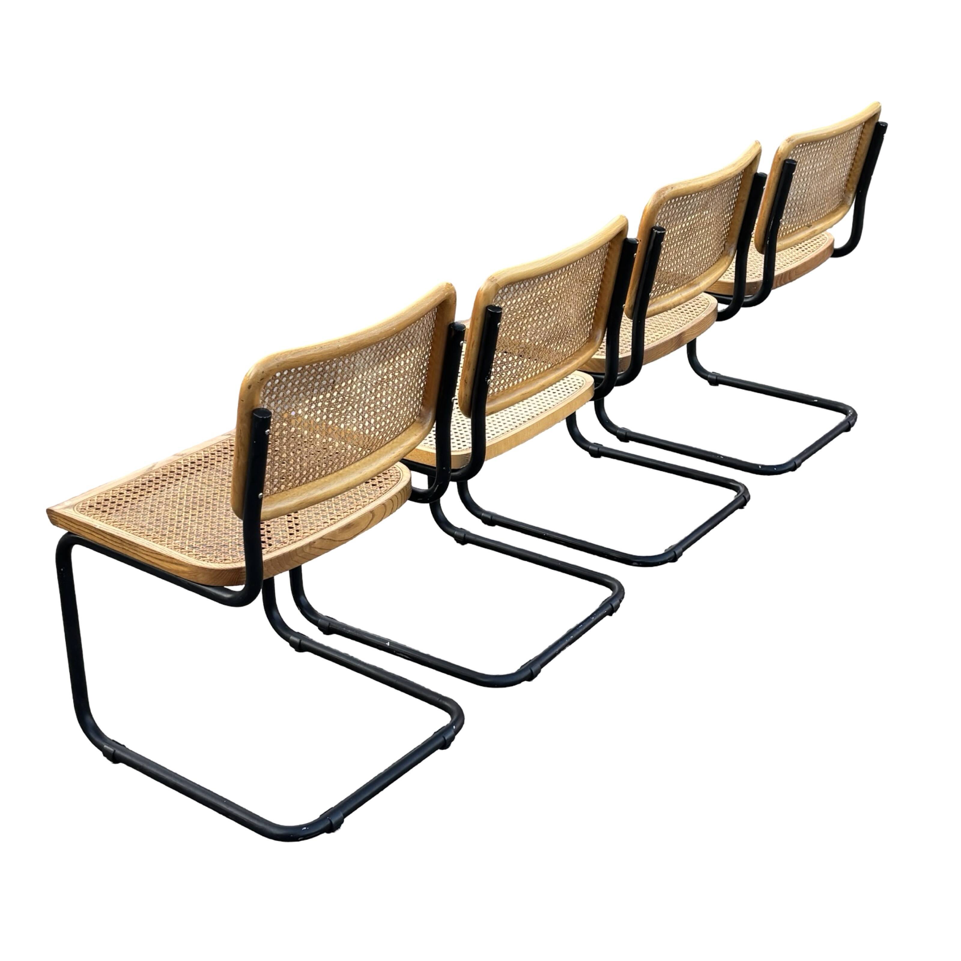 Ensemble de 4 chaises Cesca B32 conçues par Marcel Breuer, cadre noir.