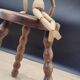 Tabouret tripode pieds boules