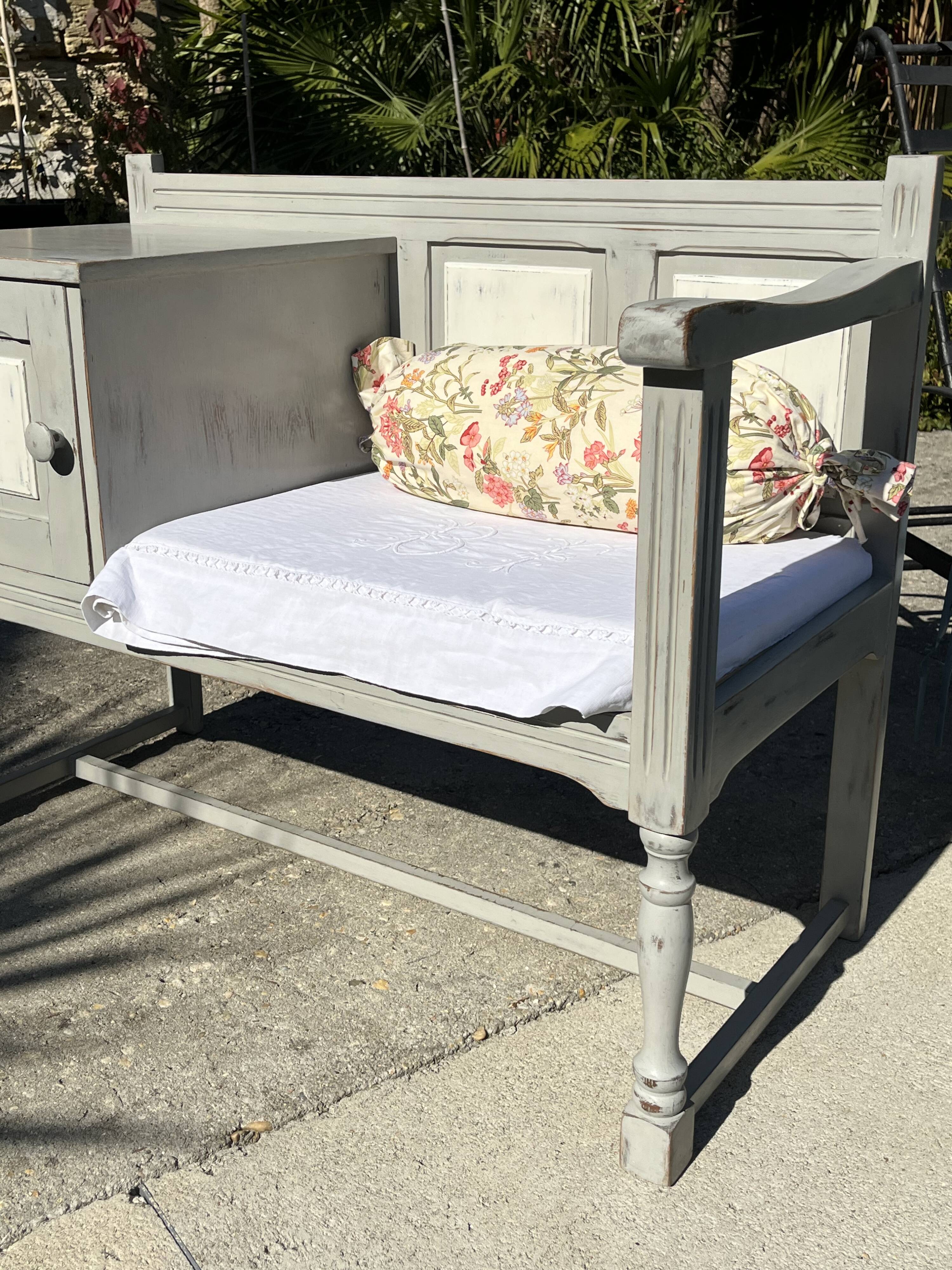 Vintage furniture revamped – old telephone table, wood & white