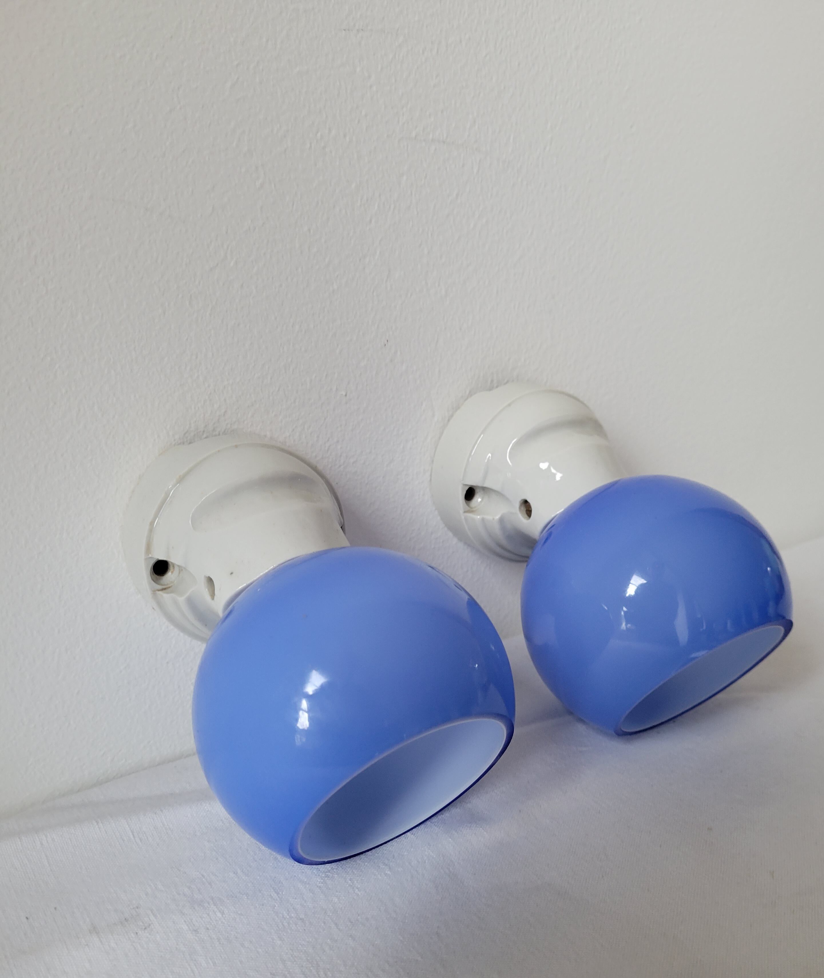 Duo of wall lamps in porcelain and blue opaline