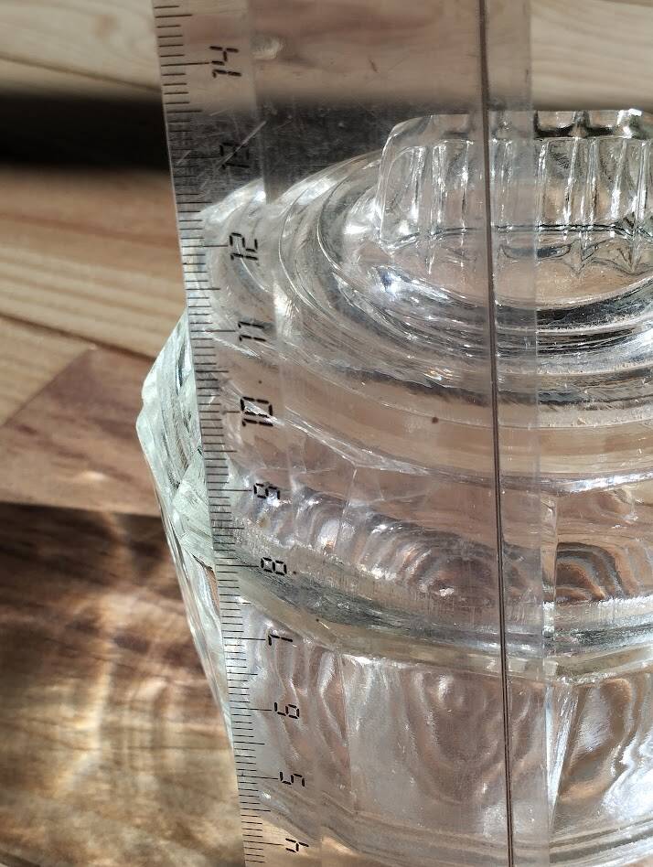 Pale green tinted glass bonbonnière – Delicate vintage shade