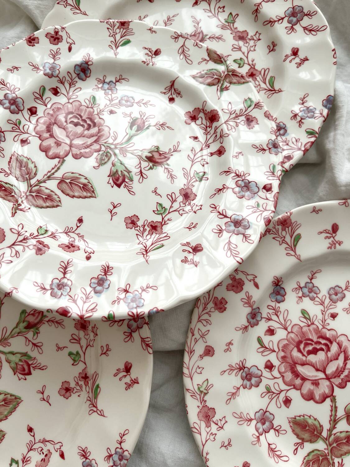 8 Johnson Brothers "Rose Chintz" earthenware dessert plates