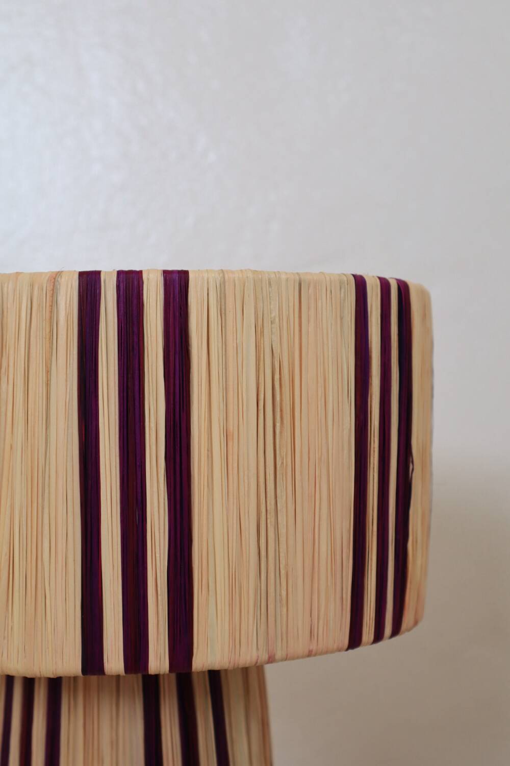 Table lamp in natural raffia with purple stripes