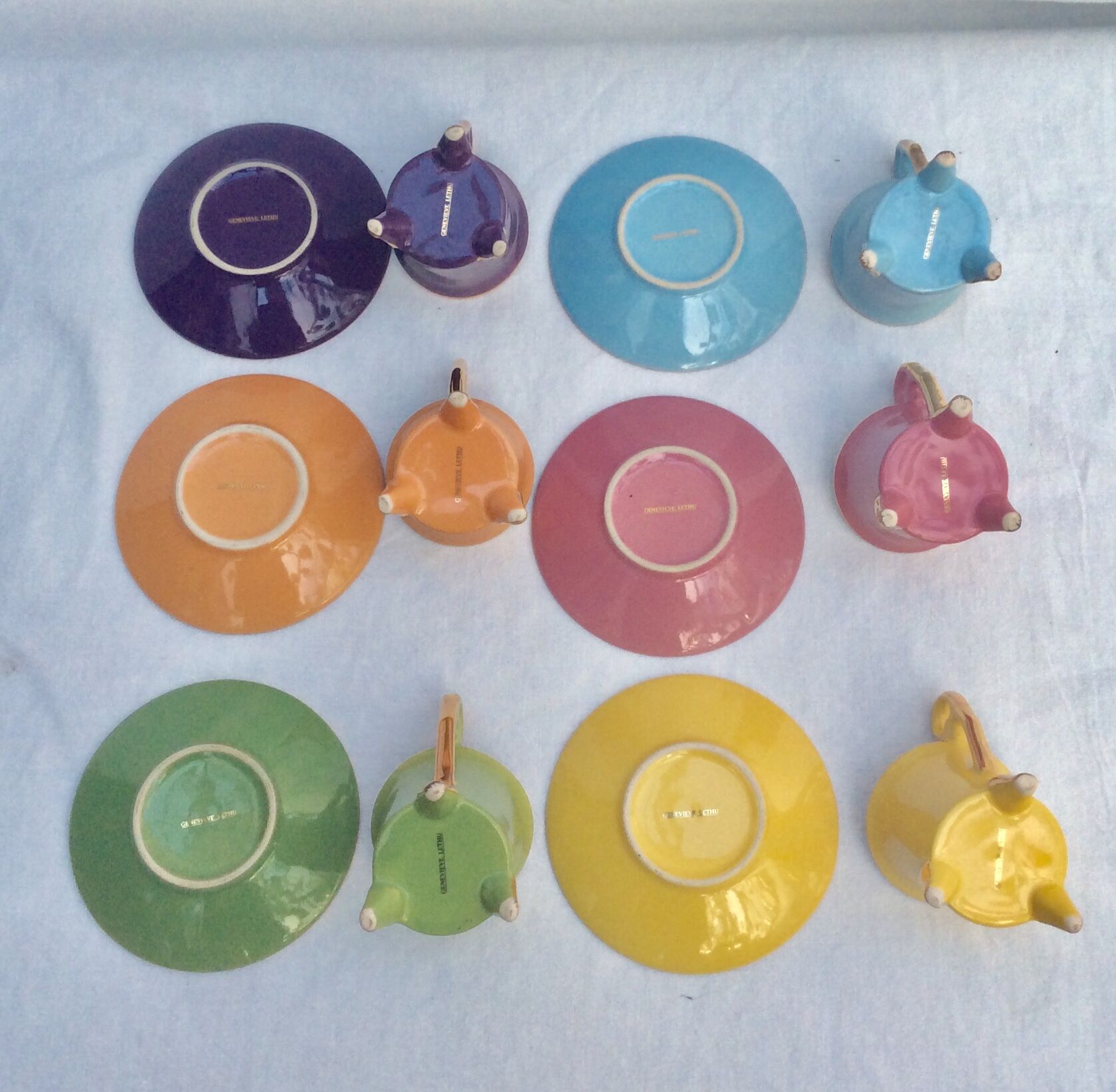 Lot de 6 tasses et 6 soucoupes en porcelaine signé Geneviève Lethu   dimension : diamètre -6cm-