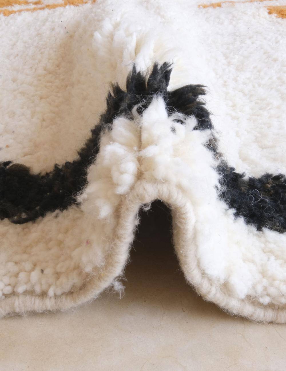 Contemporary Berber Rug - 250 x 194 cm