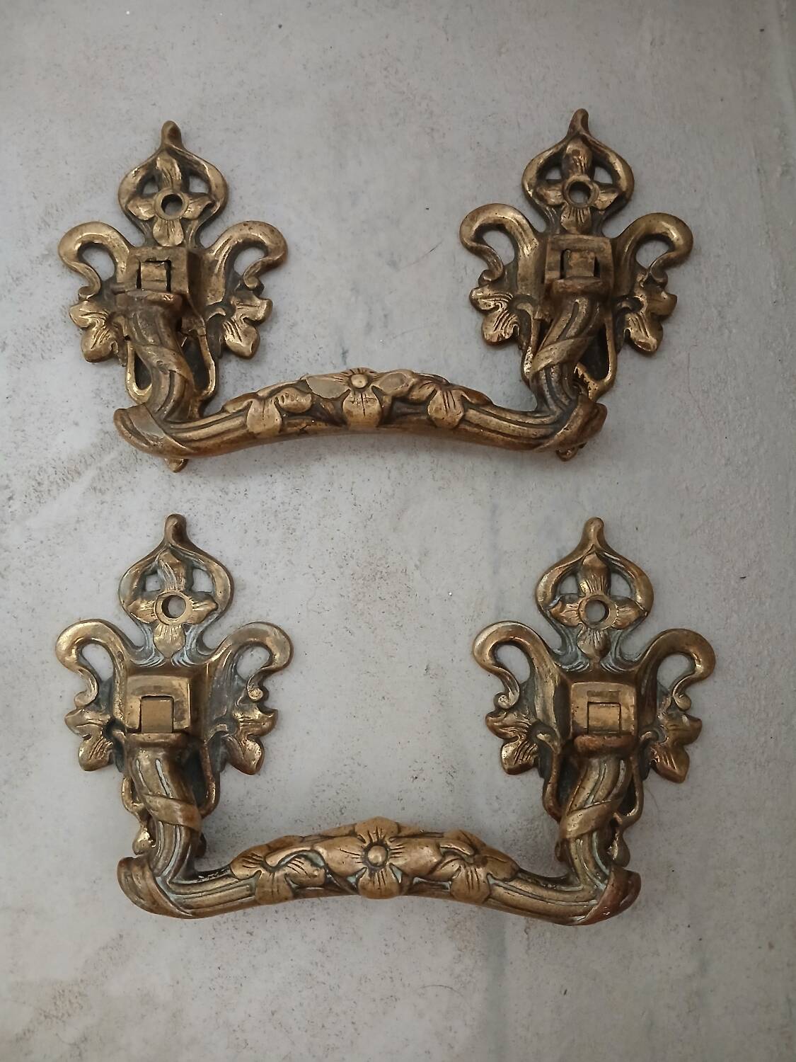 Paire de poignées en bronze L.Pinet