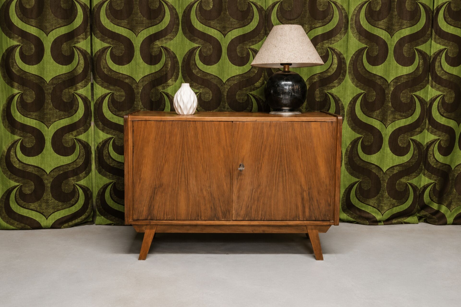 Meuble de rangement vintage en noyer 1960"