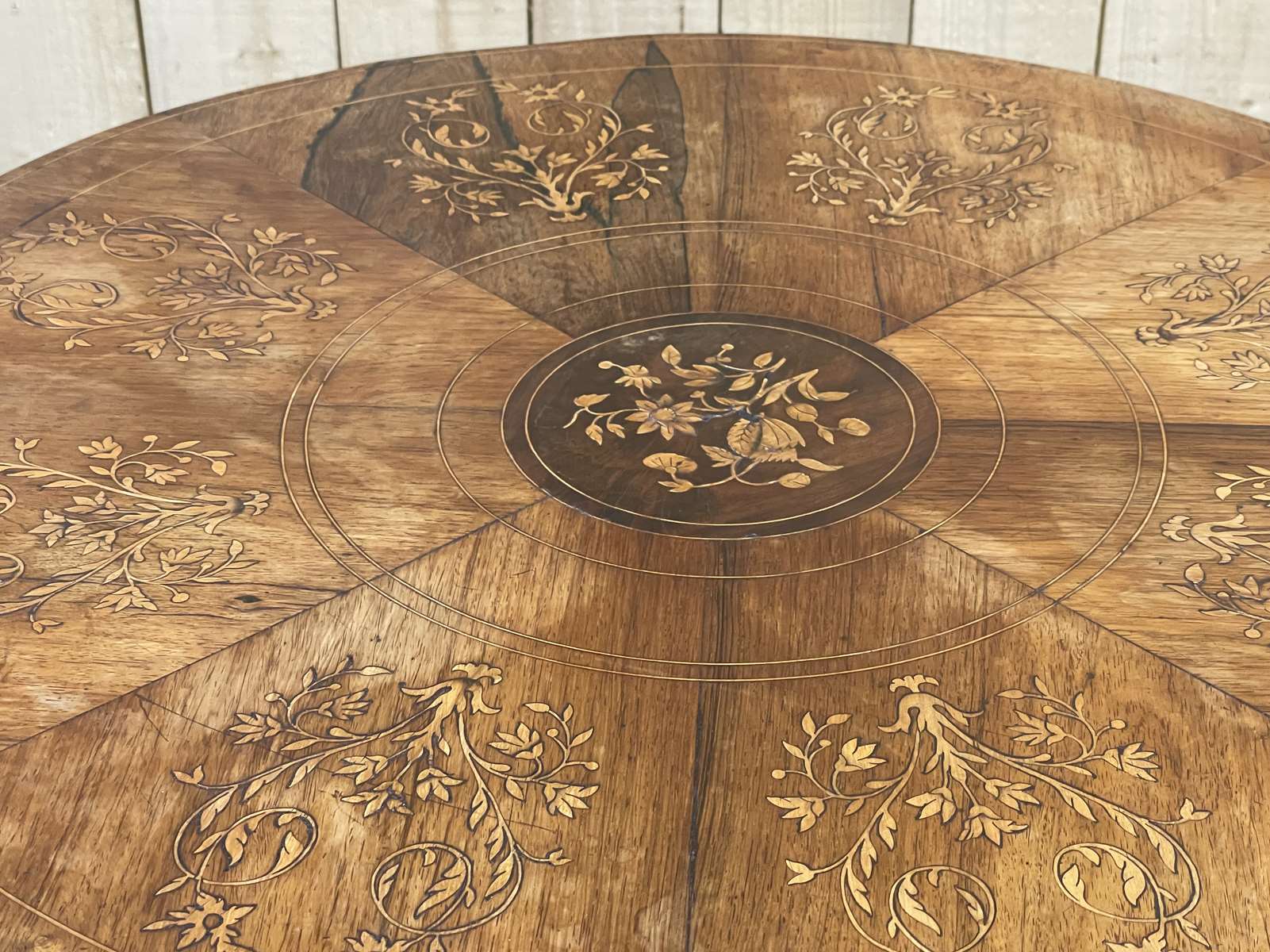 Pedestal table XIXth in walnut and marquetry