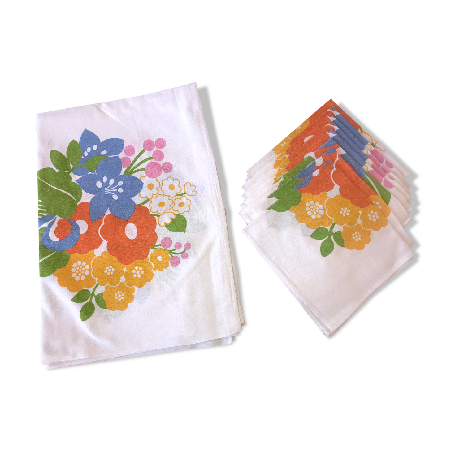 Floral tablecloth and its 8 vintage towels