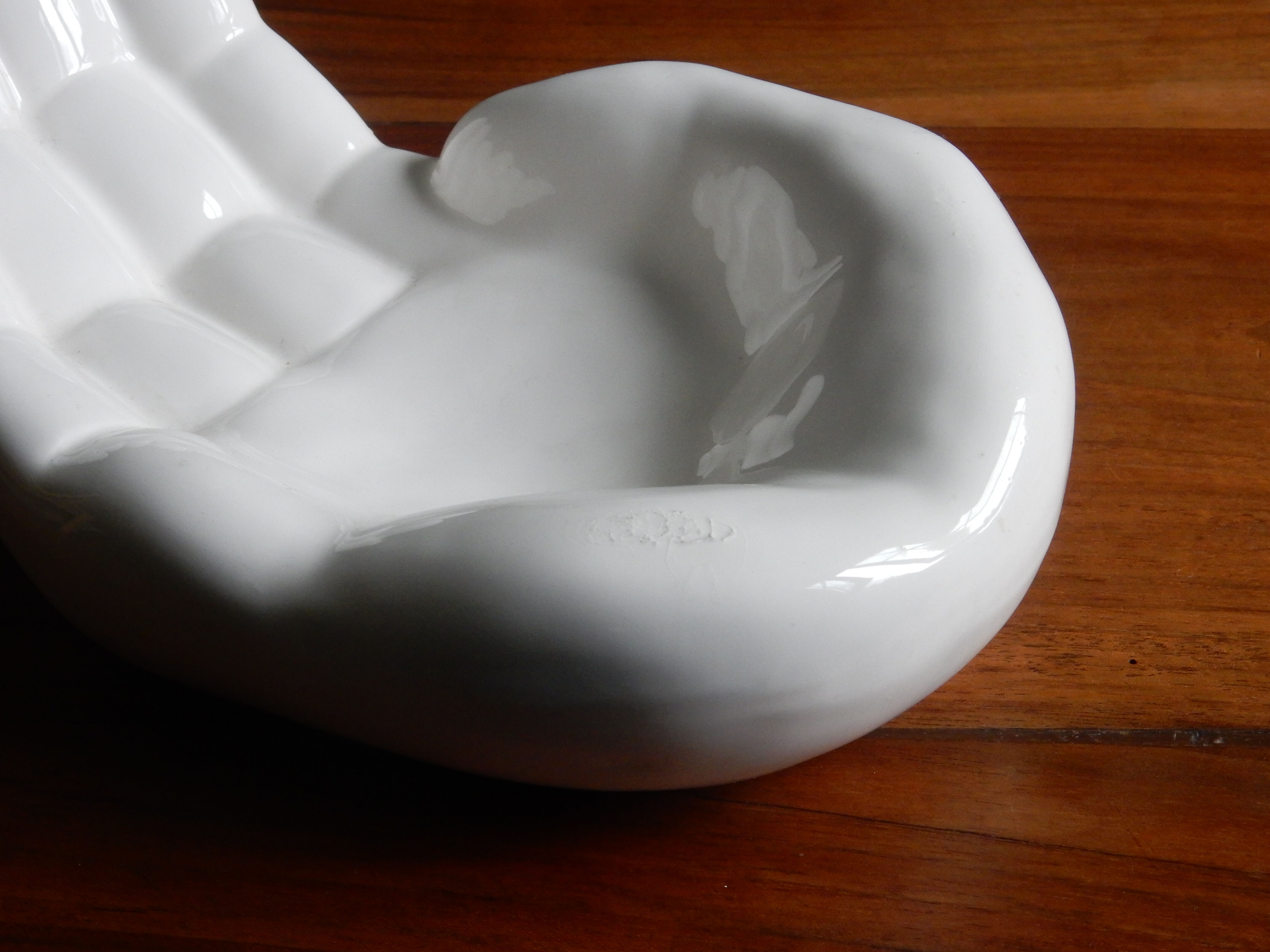 Large empty hand-shaped pocket / Vintage 70s white ceramic
