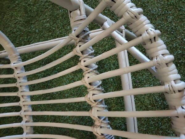 Fauteuil corbeille vintage en rotin – teinte vert gris