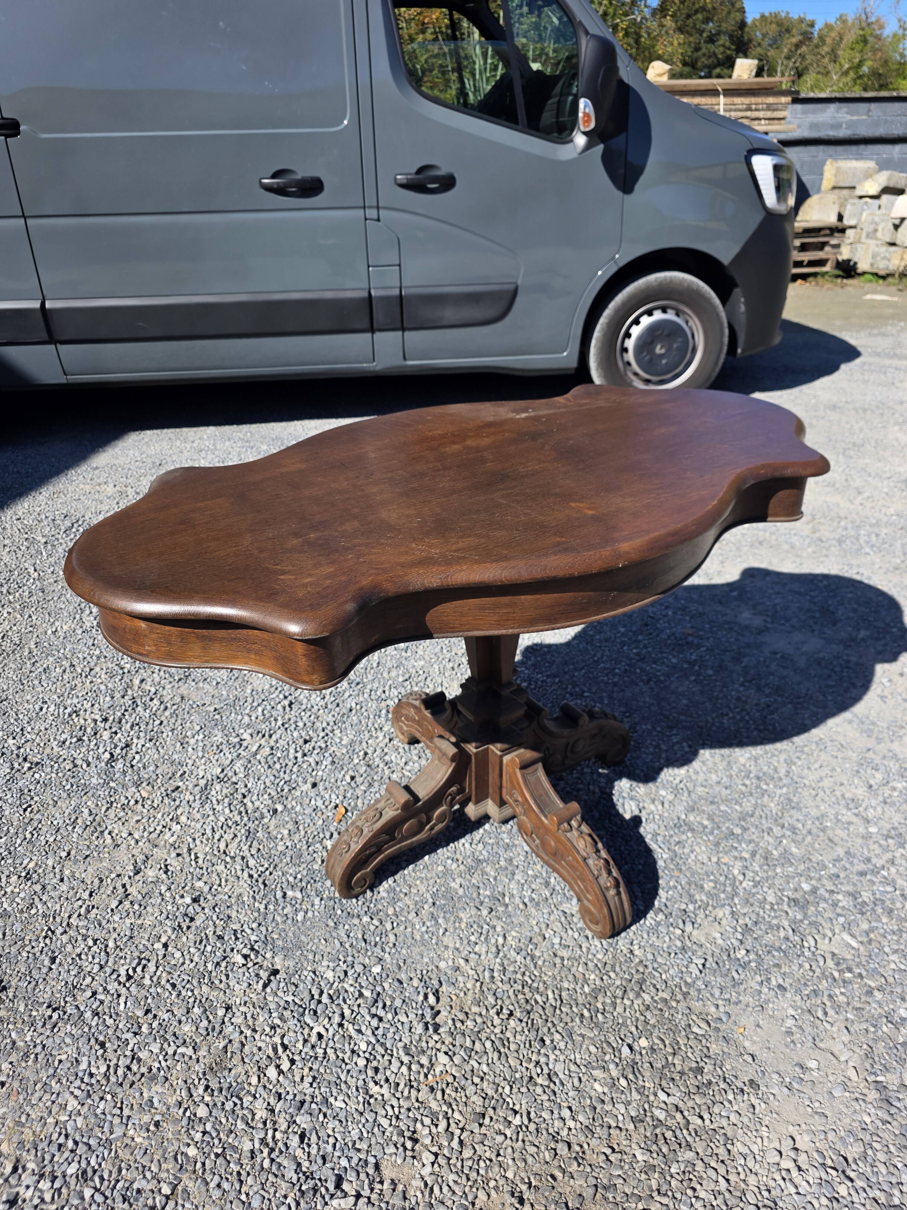 Antique round table in solid oak