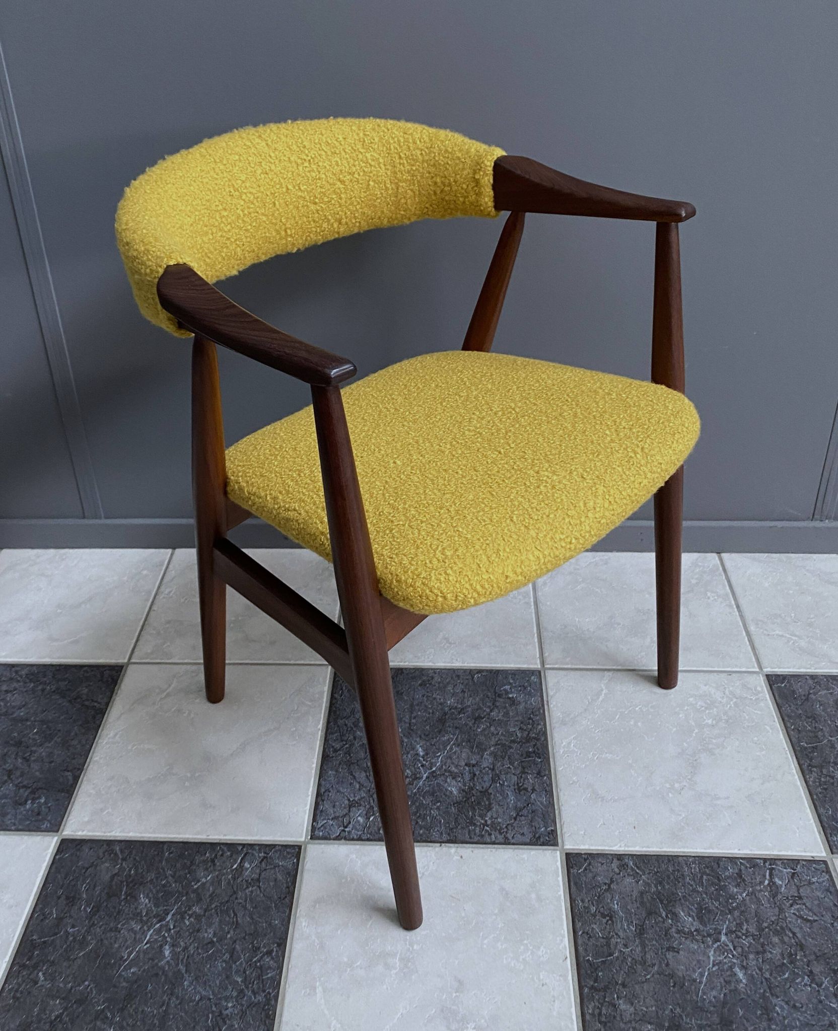 Chaise Thomas Harlev modèle 213 en Boucle jaune