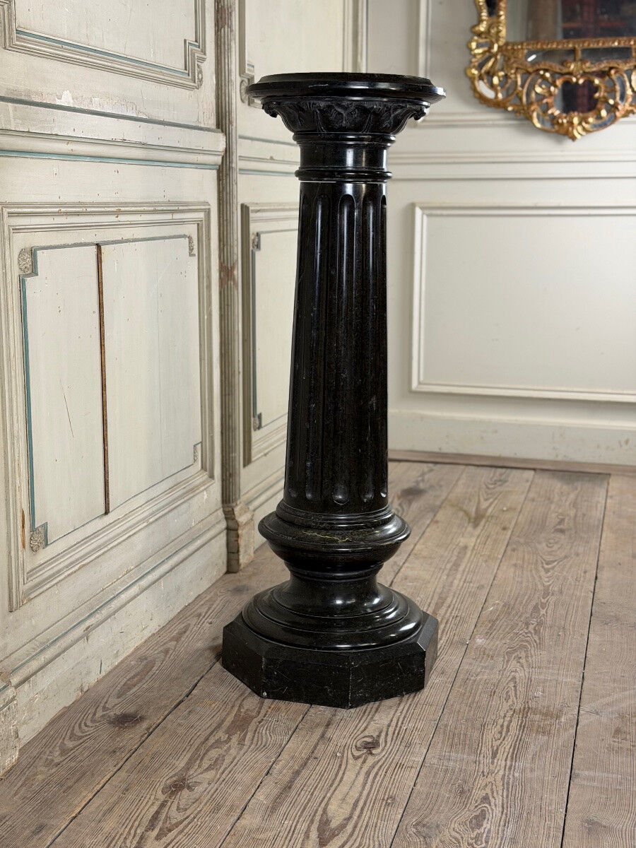 Column in green serpentine marble from around 1880