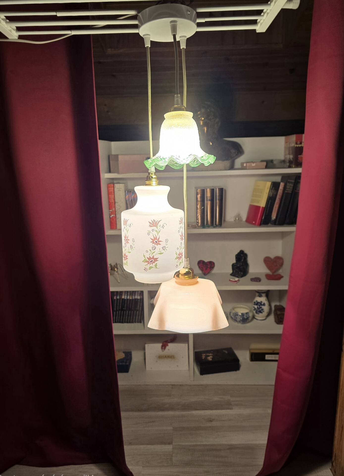 Vintage 3-light suspension, glass and opaline.