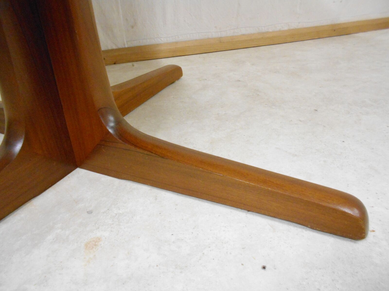 Expandable round teak table