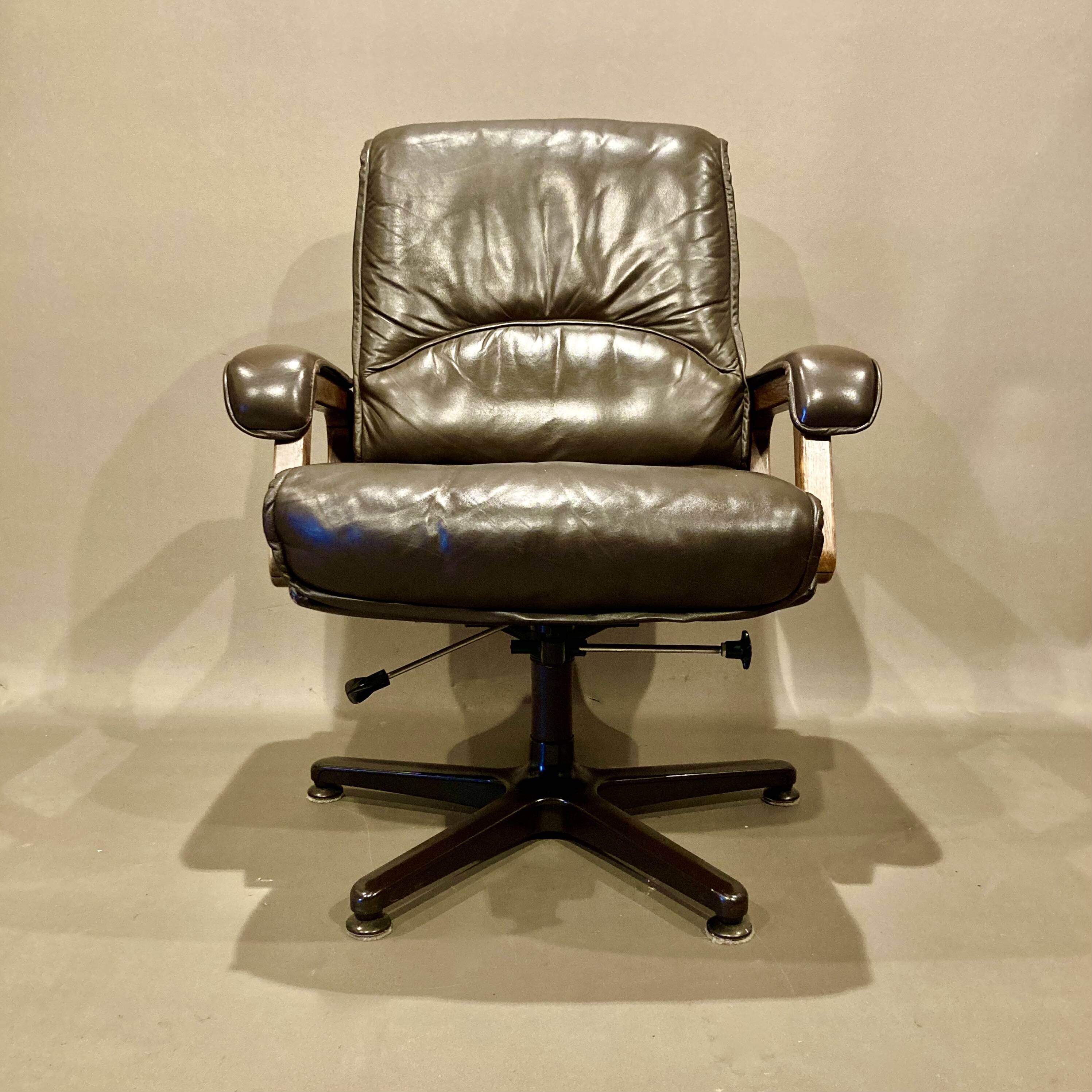 Fauteuil et ottoman en cuir, 1960