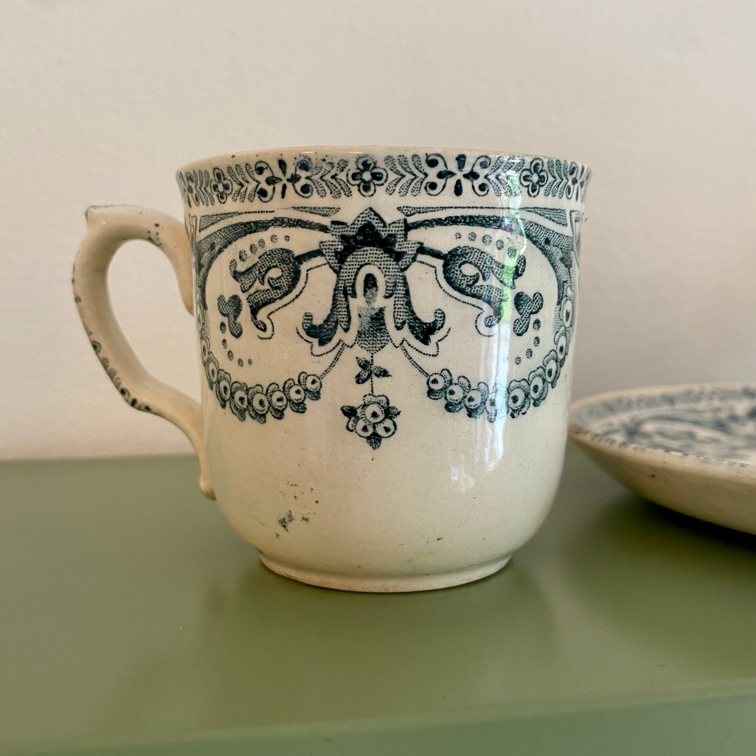 Tasse ancienne en terre de fer modèle guirlande de au planteur de caïffa