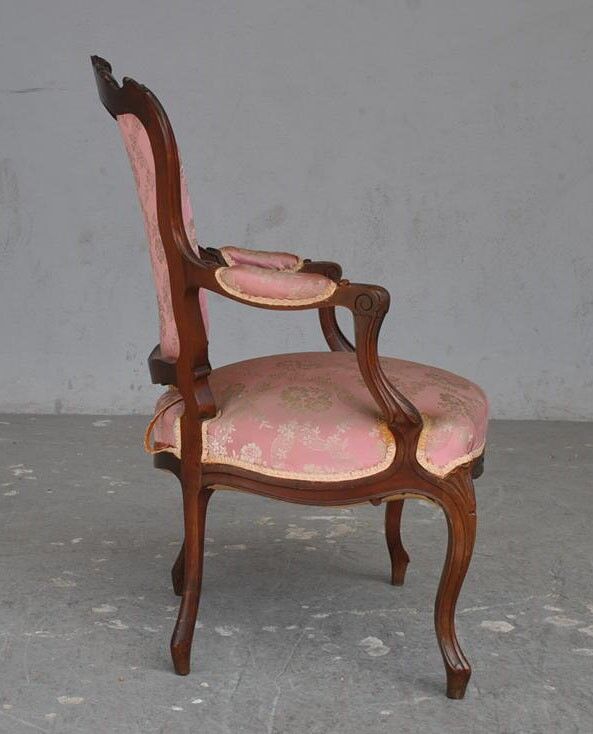 Paire de fauteuils cabriolet style Louis XV en noyer