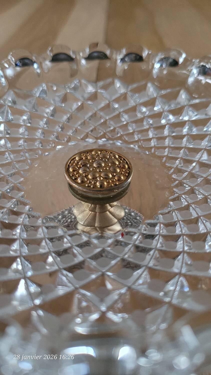 Bonbonnière en verre taillé et métal doré