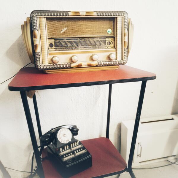 Meuble tv vintage en vinyle rouge
