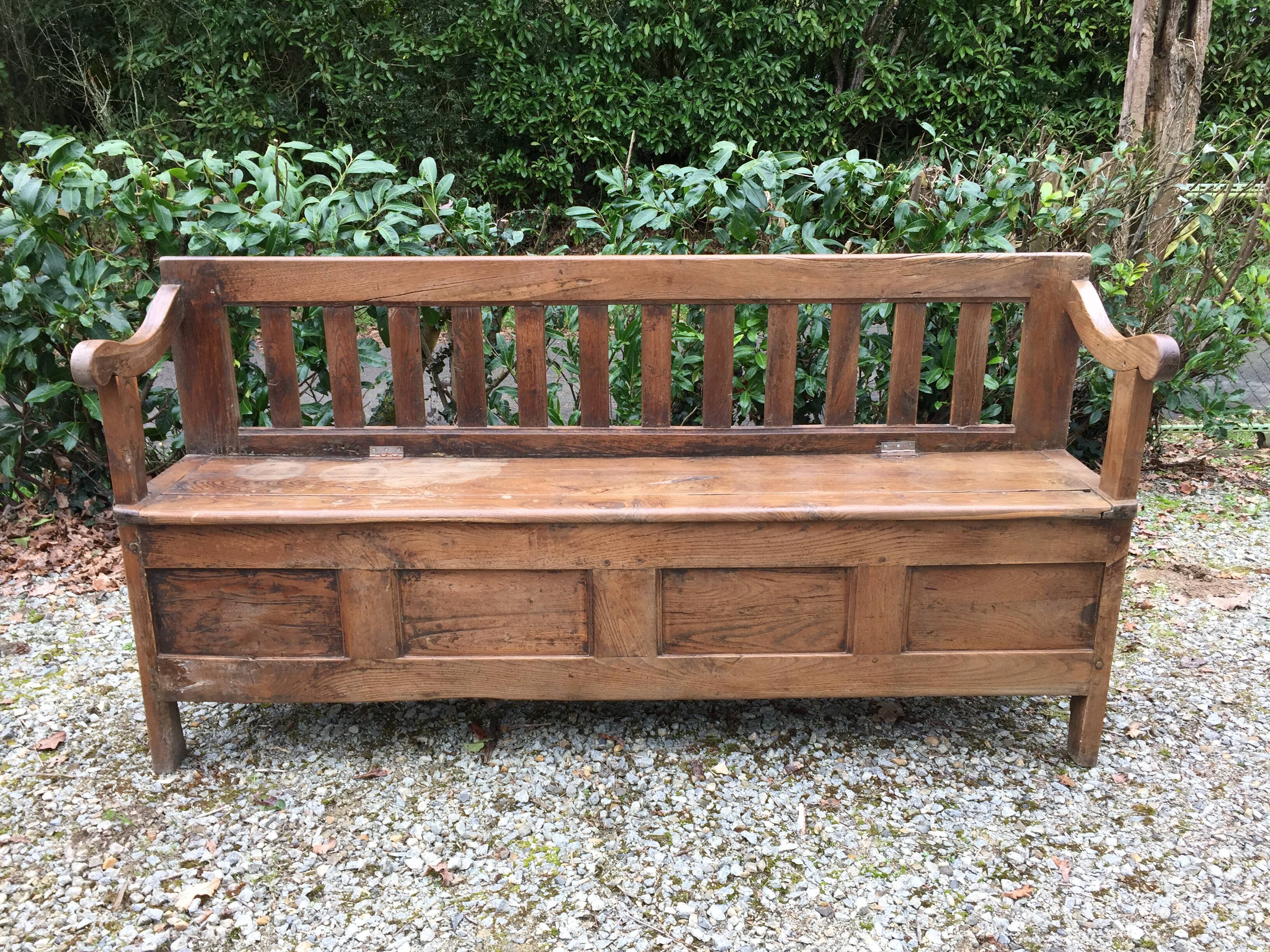 Bench chest paneled in chestnut region Brittany ( Plouay dept. 56 )