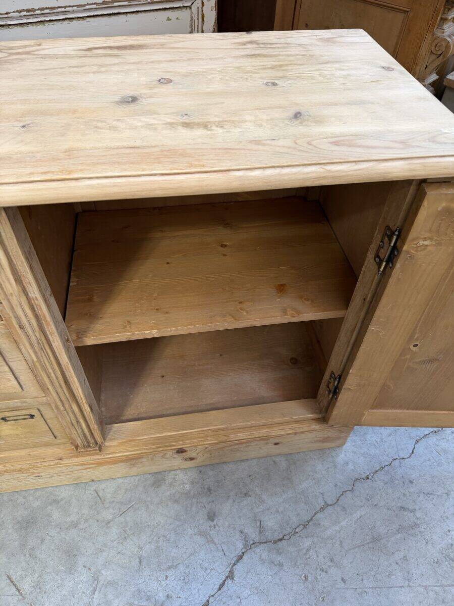 Workshop furniture made of fir.
