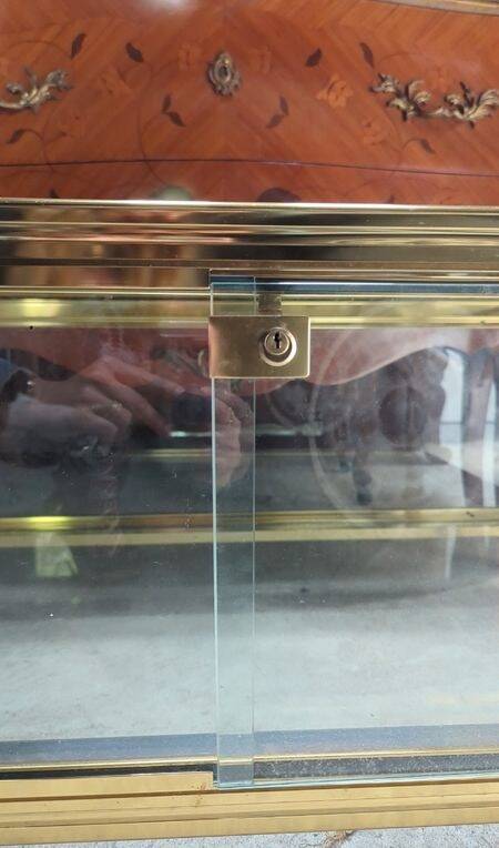 Vintage display coffee table in gilded brass and glass with a lock.
