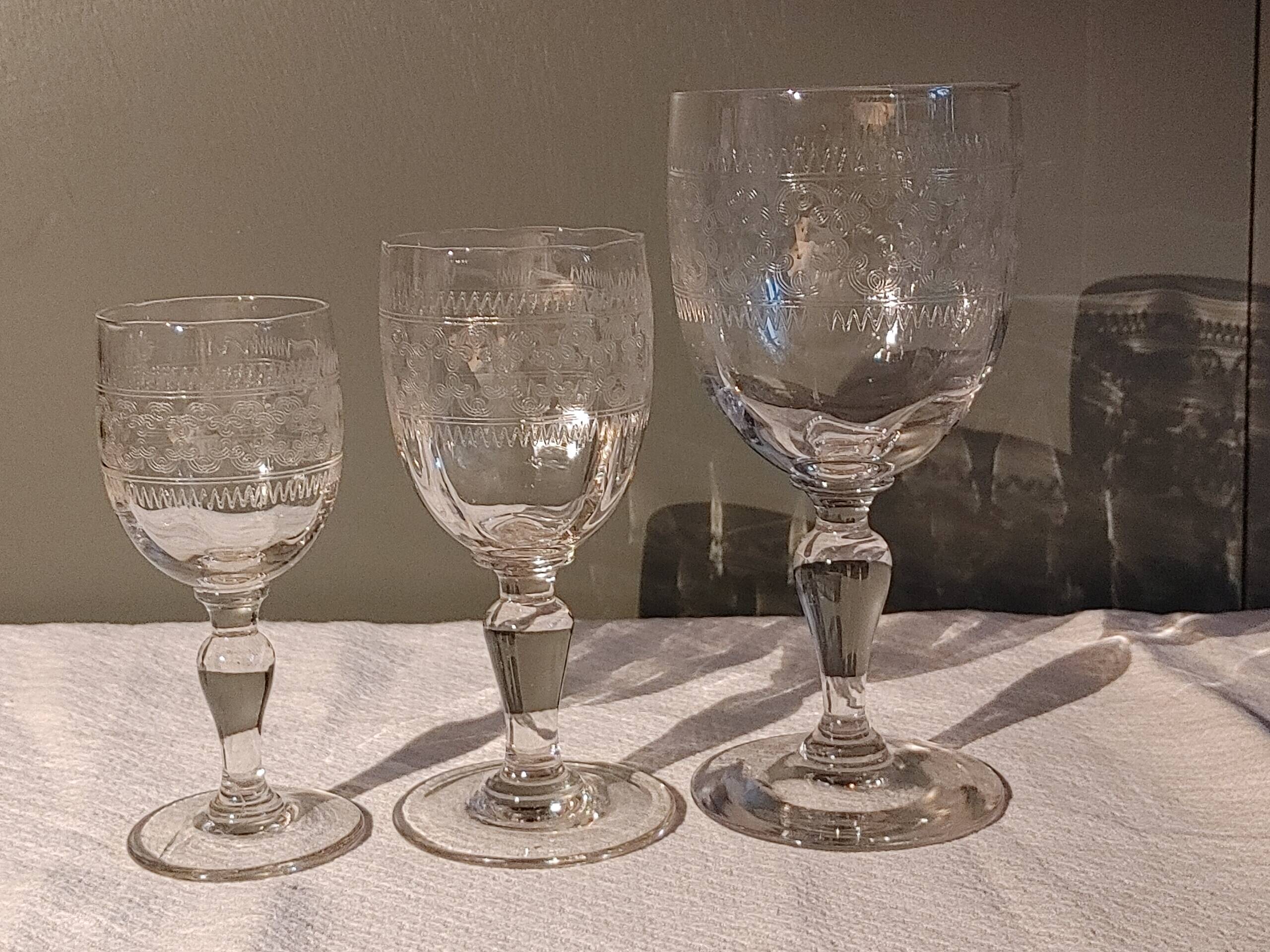 Verres anciens gravés - 6 eau - 6 vin - 6 apéritif