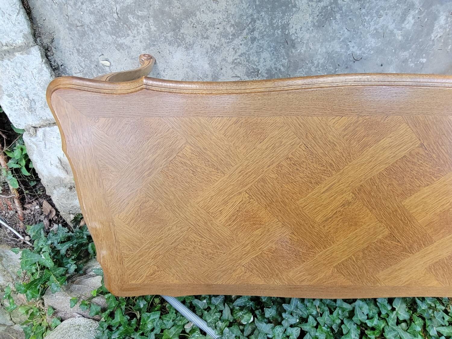 Louis XV coffee table in oak and cherry marquetry.