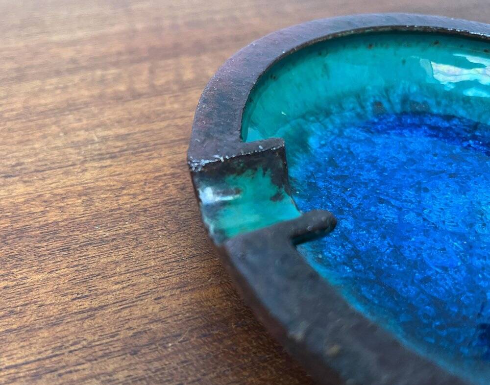 Ashtray or bowl in brutalist studio pottery by Gerhard Liebenthron, mid-century, 1960s, 1968.