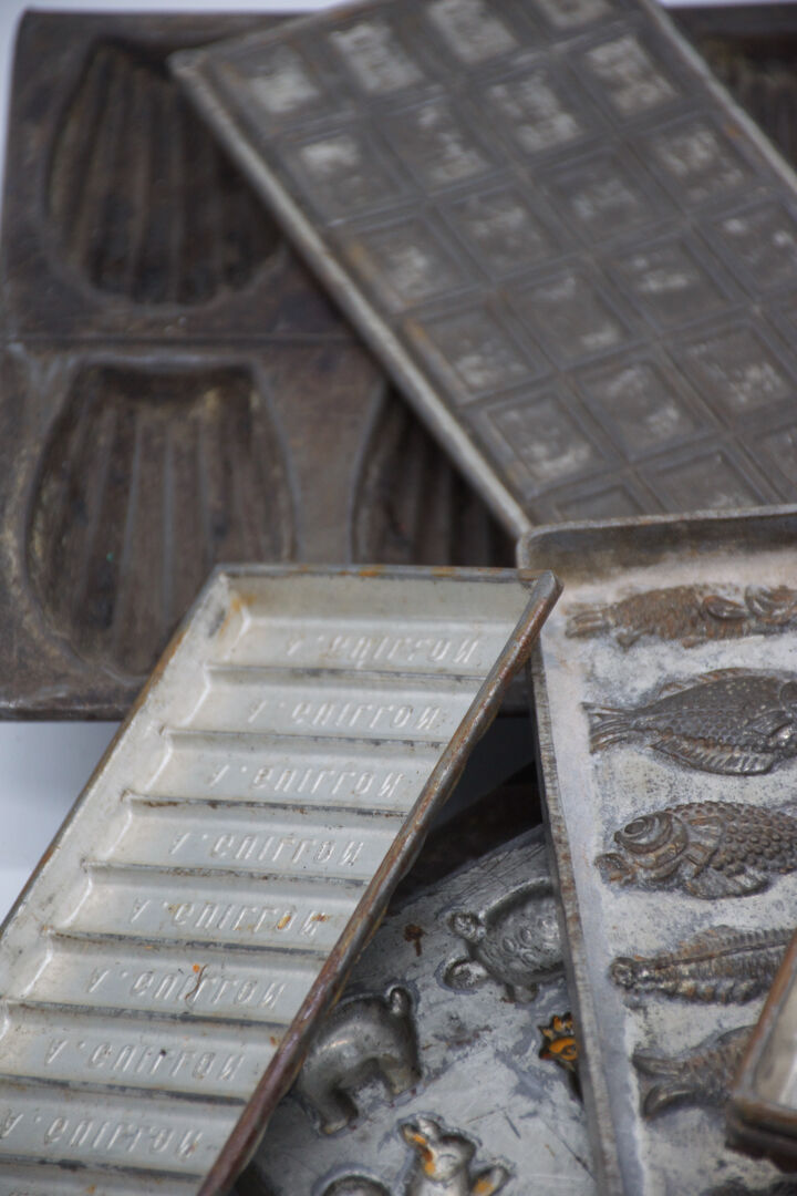 Lot de trente-huit moules chocolatier / patissier 1930